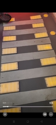 斑马线厚款智能人行地砖 用于一子路口 丁字路口 十字路口和各种复杂路口 同步人行红绿灯 指引行人安全通过交通路口。